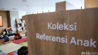 Suasana Perpustakaan Jakarta yang ramai pengunjung keluarga. Perpustakaan menawarkan ruang belajar sekaligus rekreasi yang ramah bagi keluarga.