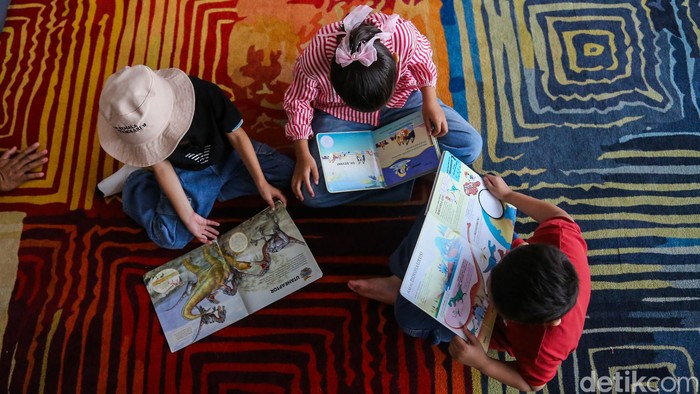 Sejumlah anak membaca buku di Perpustakaan Jakarta, Taman Ismail Marzuki (TIM), Jakarta, Jumat (3/7/2026). Perpustakaan menjadi salah satu tujuan wisata edukatif selama masa libur sekolah.