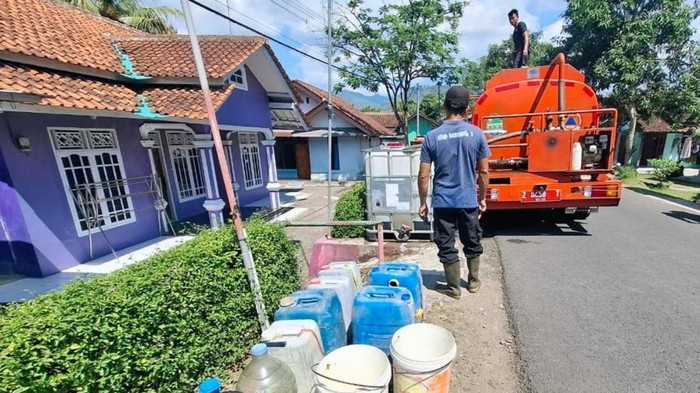 Petugas BPBD Ciamis melaksanakan distribusi air bersih di wilayah Desa Kawasen