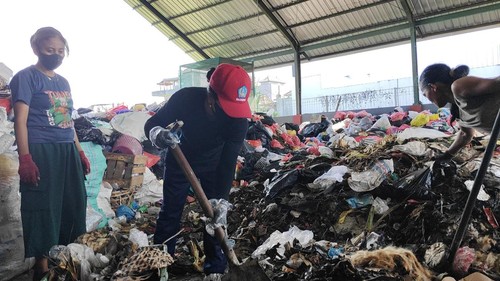 Petugas TPS3R di Kelurahan Sempidi, Kecamatan Mengwi, Badung berjibaku memilah tumpukan sampah organik yang bakal diolah, Kamis (2/7/2026). (Agus Eka/detikBali)