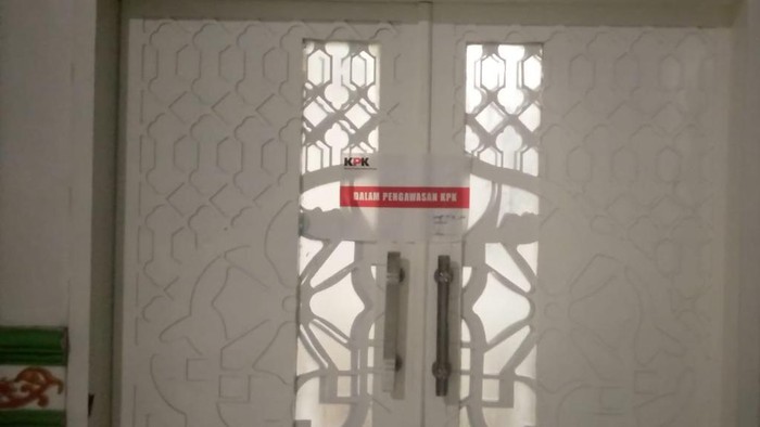 Pintu ruang kerja Bupati Langkat Syah Afandin disegel KPK (Dok. Istimewa)