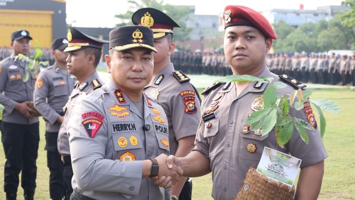 Polda Riau menggelar upacara kenaikan pangkat 1.126 personel di Hari Bhayangkara ke-80, Jumat (3/7/2026).