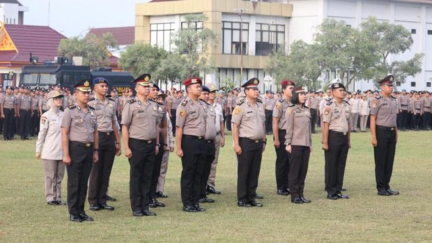 Polda Riau menggelar upacara kenaikan pangkat 1.126 personel di Hari Bhayangkara ke-80, Jumat (3/7/2026).