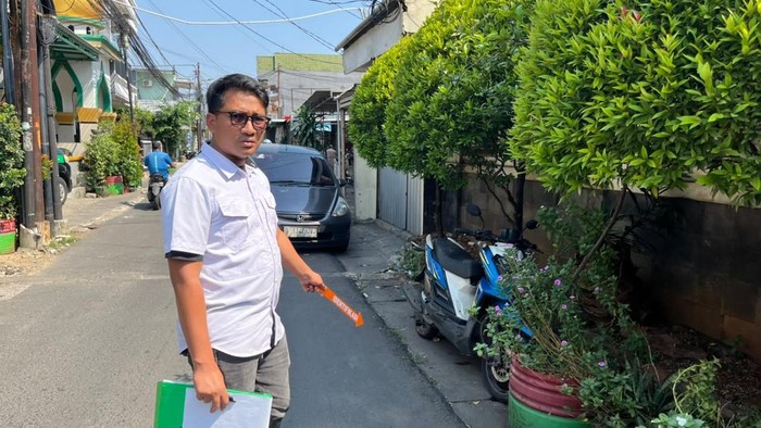 Polisi melakukan olah TKP kasus pelemparan molotov di rumah pengacara Sulardi di Ciracas, Jakarta Timur.