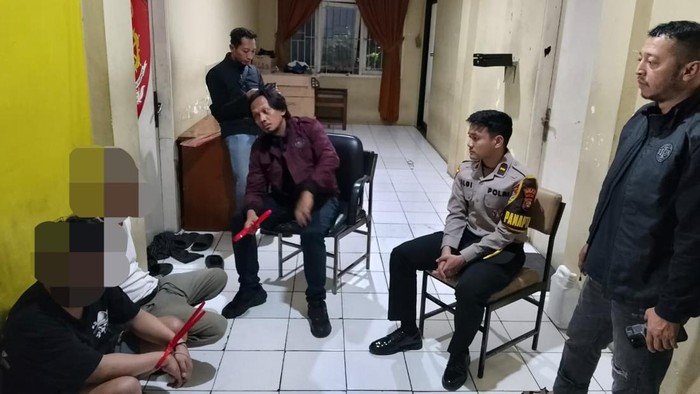 Polisi menangkap dua orang preman terkait penyerangan terhadap pedagang buah di Ciledug, Kota Tangerang, Banten, pada Rabu (1/7/2026) malam.