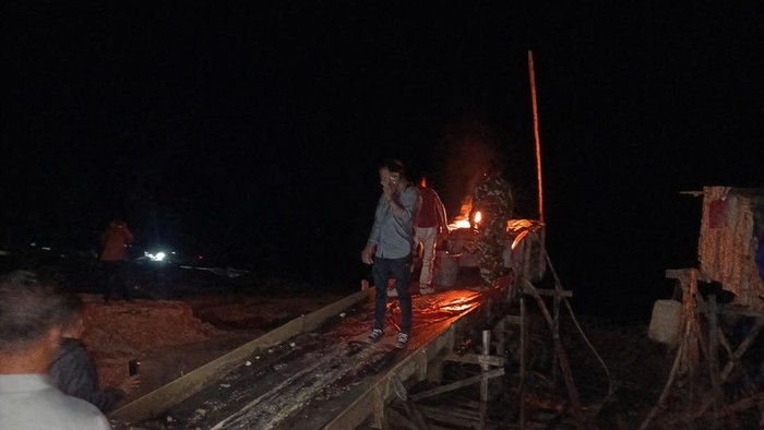 Polisi musnahkan 2 rakit lanting penambangan emas ilegal di Teluk Kuantan, Kuantan Singingi, Kamis (2/7/2026) malam.