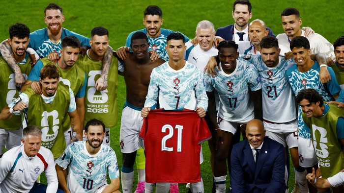 Soccer Football - FIFA World Cup 2026 - Round of 32 - Portugal v Croatia - Toronto Stadium, Toronto, Canada - July 2, 2026 Portugals Cristiano Ronaldo and teammates pose with a shirt in memory of former player Diogo Jota ahead of the one year anniversary of his death, as Portugal qualify for the Round of 16 stage of the World Cup REUTERS/Jeenah Moon