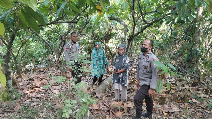Polisi mendatangi TKP, pria tewas diduga tersengat listrik di Kabupaten Polewali Mandar.