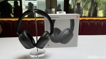 Masih di perangkat audio, Xiaomi juga menghadirkan Redmi Headphone Neo di Indonesia. Headphone ini dilengkapi driver dinamis berukuran 40mm dengan ANC yang dapat meredam suara bising hingga 42 desibel. Foto: Virgina Maulita Putri/detikINET