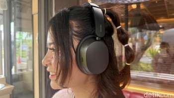 Redmi Headphone Neo dapat dipakai mendengarkan lagu hingga 72 jam dalam sekali pengisian dan mendukung pengisian cepat. Headphone ini dibanderol dengan harga Rp 1.499.000 selama periode promosi hingga 8 Agustus 2026. Foto: Virgina Maulita Putri/detikINET