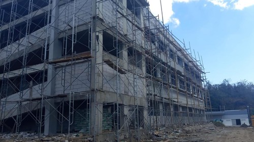 Progres pembangunan gedung rawat inap RSUD Kota Bima yang belum rampung dikerjakan, Kamis (2/7/2026). (Foto: Rafiin/detikBali)