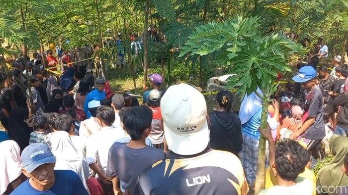 Proses evakuasi mayat dalam sumur di Probolinggo