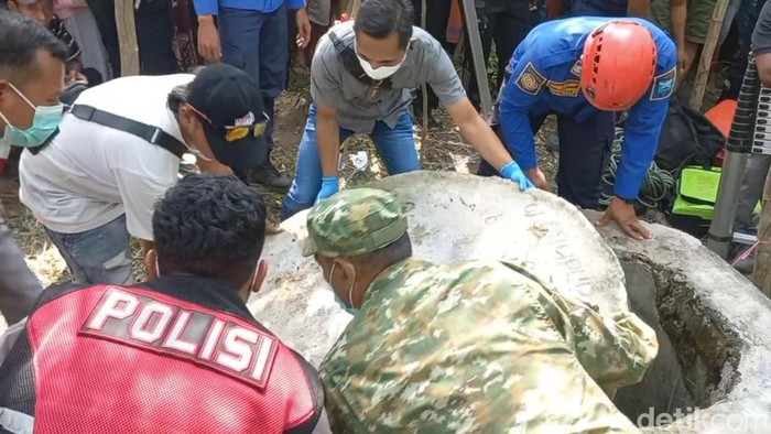 Proses evakuasi mayat dalam sumur di Probolinggo