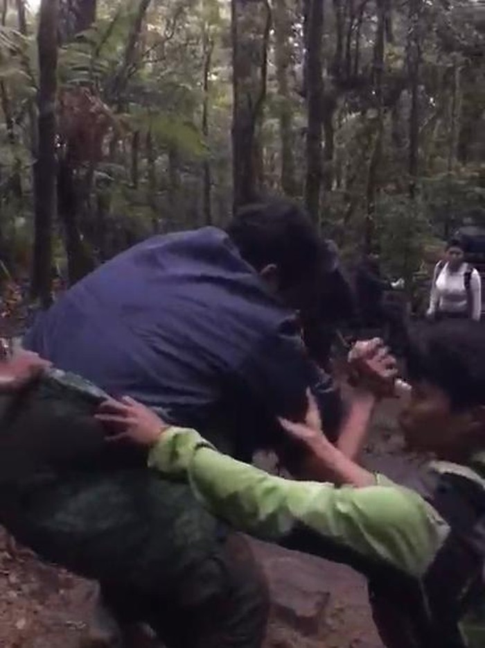 Proses evakuasi pendaki di Gunung Gede