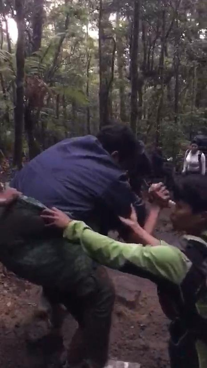Proses evakuasi pendaki di Gunung Gede