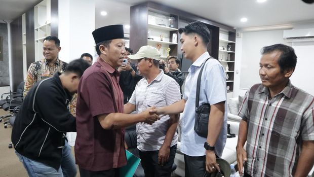 Proses mediasi antara sopir telur viral dengan perangkat Desa Kutawis, Kecamatan Bukateja, berakhir damai usai dipertemukan Bupati Purbalingga di ruangannya, Jumat (3/7/2026). Proses mediasi antara sopir telur viral dengan perangkat Desa Kutawis, Kecamatan Bukateja, berakhir damai usai dipertemukan Bupati Purbalingga di ruangannya, Jumat (3/7/2026).