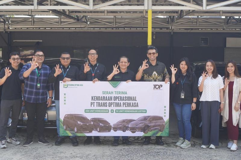 PT Trans Optima Perkasa (TOP) bersama PT Pesonna Optima Jasa (POJ) yang resmi mengumumkan kemitraan strategis melalui seremoni penyerahan 250 unit kendaraan ICE dan EV (Electric Vehicle). Armada tersebut akan dioperasikan untuk mendukung layanan ride-hailing di wilayah Jabodetabek.