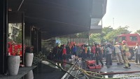 Ada 8 unit mobil damkar yang dikerahkan dari Kota Jogja, Bantul, Sleman, dan UGM. Hingga sekitar pukul 10.00 WIB petugas masih melakukan upaya pendinginan.