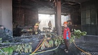 Kebakaran diduga dipicu korsleting. Imbas kebakaran ini menghanguskan 36 meja biliar, ruang resepsionis, area resto, panggung hingga perlengkapan band.