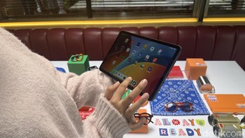 Performanya didukung chipset Snapdragon 6s 4G Gen 2 dengan RAM 4GB dan memori internal hingga 128GB. Kapasitas baterainya 7.600 mAh dengan pengisian cepat 18W. Tablet ini menjalankan HyperOS 3 dan dibanderol dengan harga mulai dari Rp 2.399.000. Foto: Virgina Maulita Putri/detikINET