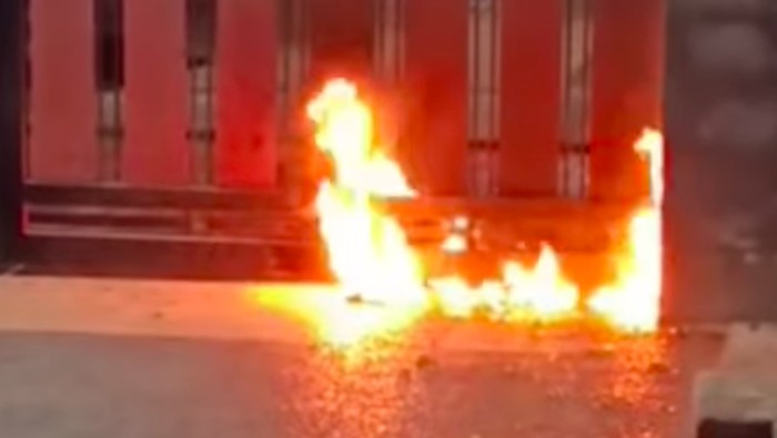 Rumah seorang pengacara berinisial S di kawasan Ciracas, Jaktim, dilempar bom molotov oleh orang tak dikenal (OTK). Polisi menyelidiki kasus ini. (dok Istimewa/repro)