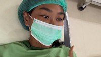 Sarah Tumiwa mengatakan habis menjalani operasi seusai didiagnosis cedera meniskus. Bagi mereka yang penasaran apa yang terjadi. Sekitar 2 minggu yang lalu, saya jatuh saat bermain tenis dan mendapatkan luka di lutut saya yang jujur tidak dirawat dengan benar. Seminggu kemudian, saya tiba-tiba tidak bisa berjalan karena rasa sakit tajam di dalam lutut saya, tulisnya dilihat di Instagram Stories, Jumat (3/7/2026). (Foto: dok Instagram sarahtumiwa)