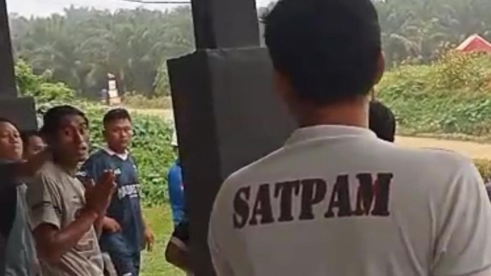 Satpam perusahaan sawit diduga keroyok dua pria di Konawe Selatan.