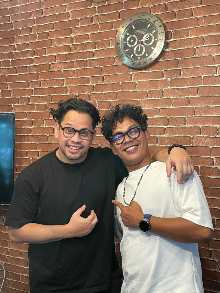 Satrio Alexa merilis lagu Tunggu Apa Lagi, terinspirasi dari kisah nyata perselingkuhan. Dengan nuansa heavy 90-an, lagu ini jadi media katarsis emosional.