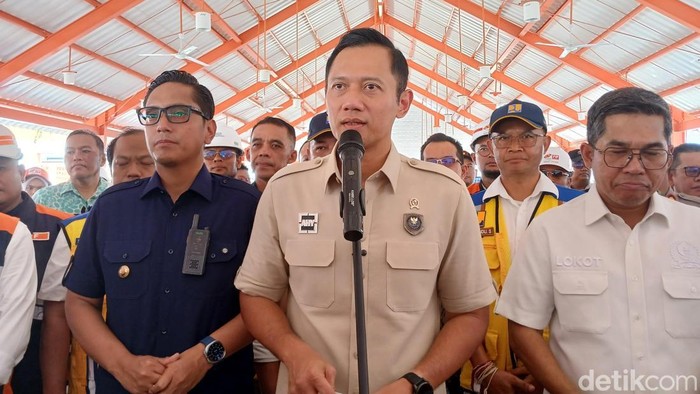 Menko Agus Harimurti Yudhoyono (AHY) saat diwawancara di sekolah rakyat 2 di Flamboyan Raya ll, Kota Medan.