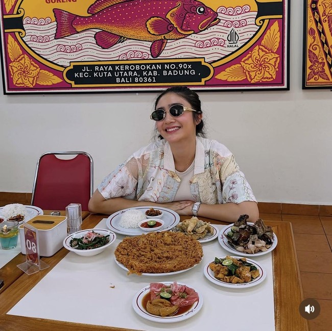 Seru Banget! Febby Rastanty Ngopi di Italia hingga Makan Ikan di Bali