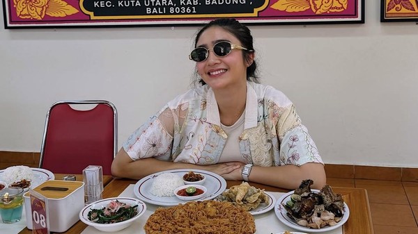 Seru Banget! Febby Rastanty Ngopi di Italia hingga Makan Ikan di Bali