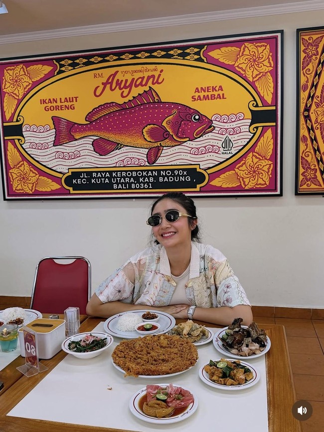 Seru Banget! Febby Rastanty Ngopi di Italia hingga Makan Ikan di Bali