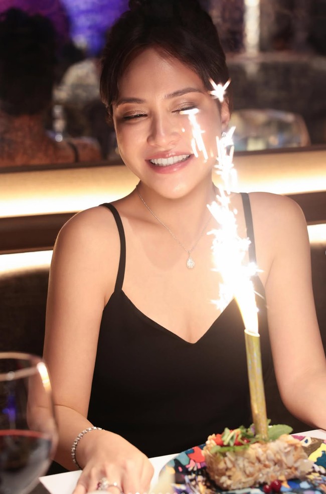 Membuat tampilannya tetap terlihat simpel, Shandy memilih riasan natural yang flawless. Hasil akhir yang glowing memberikan kesan kulit sehat alami. Ia memadukannya dengan lipstik glossy warna nude pink. Foto: Instagram/@shandyaulia