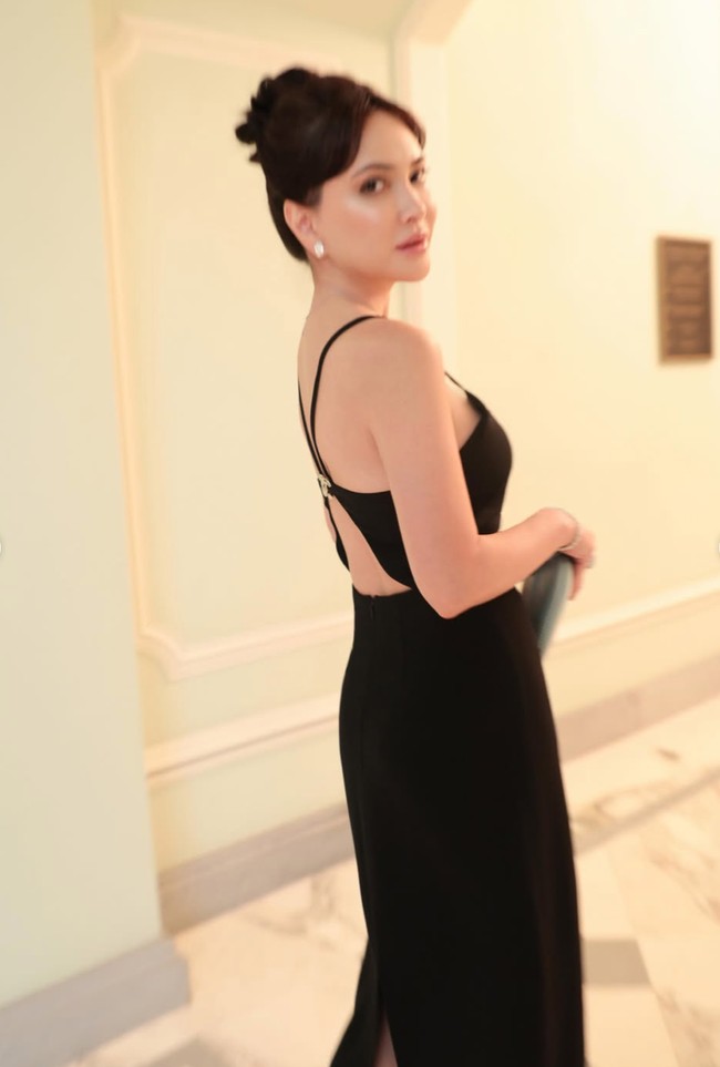Penampilan Shandy terlihat makin feminin dan anggun dengan dress hitam panjang di bawah lutut. Bagian belakang dresss tersebut memiliki detail cut-out serta slit yang memberikan kesan seksi namun tak berlebihan. Foto: Instagram/@shandyaulia