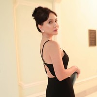 Penampilan Shandy terlihat makin feminin dan anggun dengan dress hitam panjang di bawah lutut. Bagian belakang dresss tersebut memiliki detail cut-out serta slit yang memberikan kesan seksi namun tak berlebihan. Foto: Instagram/@shandyaulia