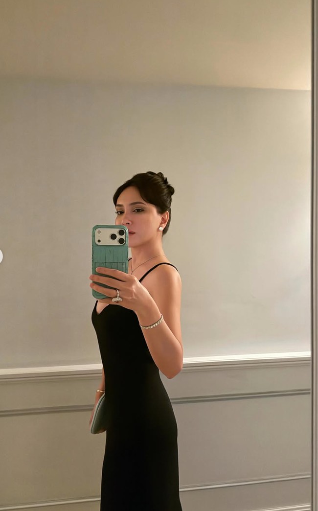 Dengan rambut tersanggul rapi ke atas, penampilan Shandy tampak begitu memukau. Clutch warna hijau tosca yang senada dengan case ponselnya semakin melengkapi gayanya. Foto: Instagram/@shandyaulia