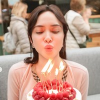 Sebelumnya Shandy juga terlihat merayakan ulang tahun dengan tampil sederhana. Sambil meniup kue ulang tahun, Shandy terlihat mengenakan cardigan dengan list kotak-kotak khas merek mewah Burberry. Riasannya terlihat natural dengan lipstik nude. Foto: Instagram/@shandyaulia