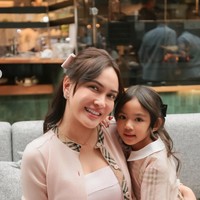 Tak sendirian, putri semata wayangnya, Claire Herbowo, juga turut menemani. Claire tampil kompak mengenakan busana senada dengan sang mama. Foto: Instagram/@shandyaulia