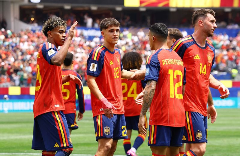 Spanyol, timnas Spanyol Soccer Football - FIFA World Cup 2026 - Round of 32 - Spain v Austria - Los Angeles Stadium, Inglewood, California, U.S. - July 2, 2026 Spain's Pedro Porro celebrates scoring their second goal with Lamine Yamal and Pau Cubarsi REUTERS/Lisi Niesner