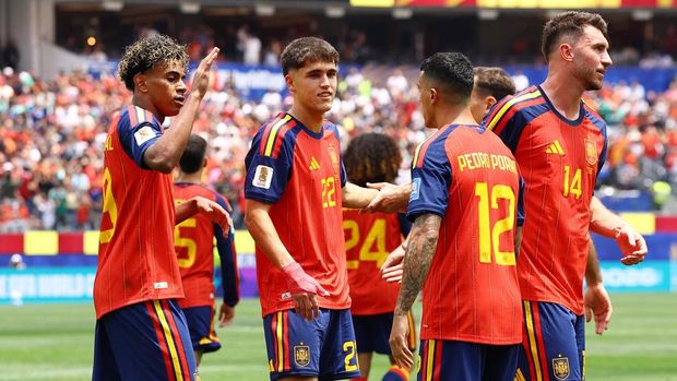 Spanyol, timnas Spanyol Soccer Football - FIFA World Cup 2026 - Round of 32 - Spain v Austria - Los Angeles Stadium, Inglewood, California, U.S. - July 2, 2026 Spain's Pedro Porro celebrates scoring their second goal with Lamine Yamal and Pau Cubarsi REUTERS/Lisi Niesner