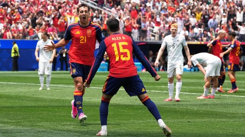 Soccer Football - FIFA World Cup 2026 - Round of 32 - Spain v Austria - Los Angeles Stadium, Inglewood, California, U.S. - July 2, 2026  Spains Mikel Oyarzabal celebrates scoring their first goal with Spains Alex Baena IMAGN IMAGES via Reuters/Kirby Lee