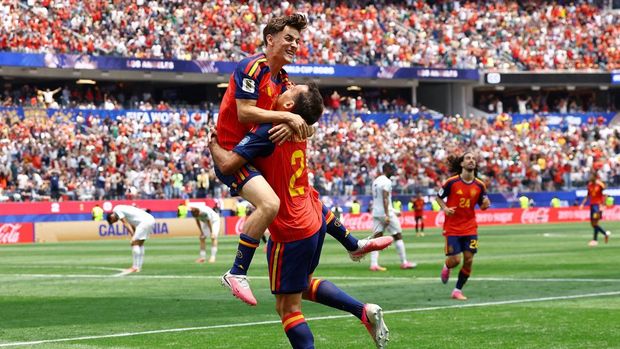 Spanyol vs Austria Soccer Football - FIFA World Cup 2026 - Round of 32 - Spain v Austria - Los Angeles Stadium, Inglewood, California, U.S. - July 2, 2026 Spain's Mikel Oyarzabal celebrates scoring their third goal with Gavi REUTERS/Lisi Niesner TPX IMAGES OF THE DAY
