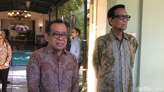 Menko PMK Pratikno usai bertemu Gubernur DIY Sultan Hamengku Buwono X di Kompleks Kepatihan, Jogja, Jumat (3/7/2026).