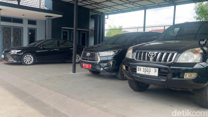Teks foto: Mobil yang terparkir di teras rumah korban. (Foto: Finta Rahyuni/detikSumut)
