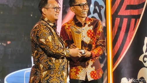 Penghargaan diterima oleh Dhany Wicaksono Handoyo selaku Manager Household Consumer Business Growth and Analytics Region Bali Nusra.