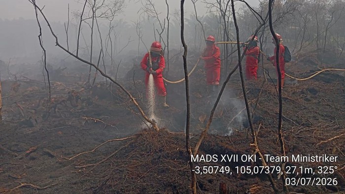Tim Manggala Agni melakukan pemadaman dari darat.