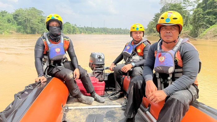 Tim SAR melakukan pencarian bocah tenggelam di Sarolangun, Jambi