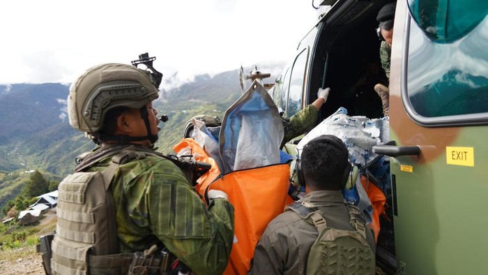 TNI mengevakuasi jenazah pilot pesawat AMA korban penembakan OPM di Yahukimo.
