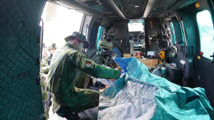 TNI mengevakuasi jenazah pilot pesawat AMA PK-RCY yang tewas ditembak di Yahukimo.