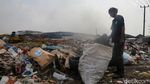 TPA Jatiwaringin Masih Berasap, Pemulung Bertahan Cari Nafkah